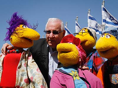 Chairman of the 18th Knesset Reuven Rivlin (2nd from left) will announce an election vacation starting Tuesday or Wednesday.