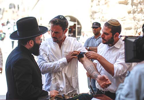 Hollywood Star David Arquette Celebrates Bar Mitzvah at the Wall David Arquette putting on tefillin at the Wailing Wall on Monday.