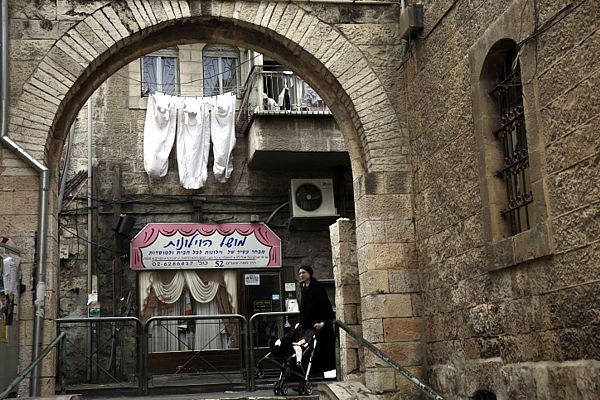 Netanyahu’s Daughter & Grandchildren Move to Staunchly Ultra-Orthodox Mea Shearim