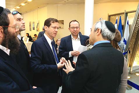 Ptil Tekhelet co-founder Dr. Baruch Sterman (right) welcomes MK Isaac Herzog, Rabbi Dr. Herzog's grandson, to the conference.