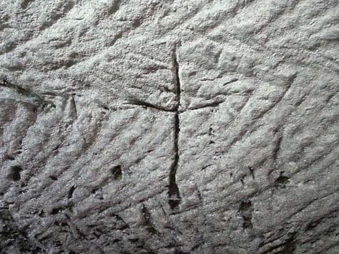 Engraving of a cross. Photo credit: Saʽar Ganor, IAA.