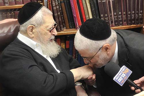 Former Shas minister Shlomo Benizri kissing the hand of Shas siritual leader Rabbi Ovadia Yosef.