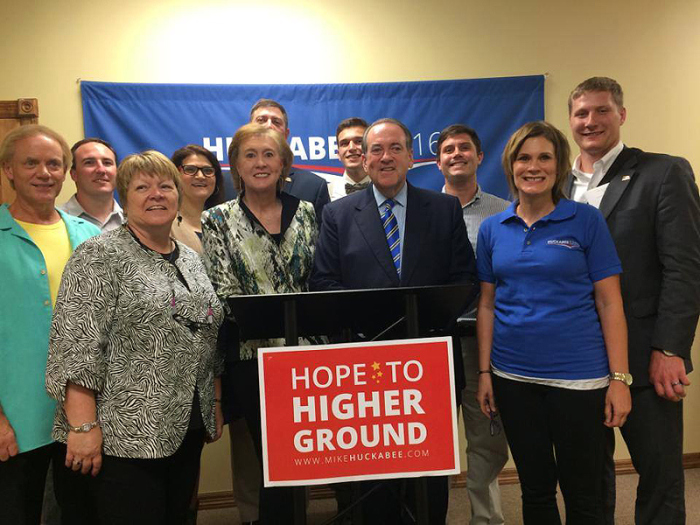 Mike Huckabee with his campaign slogan: 'Hope to Higher Ground'