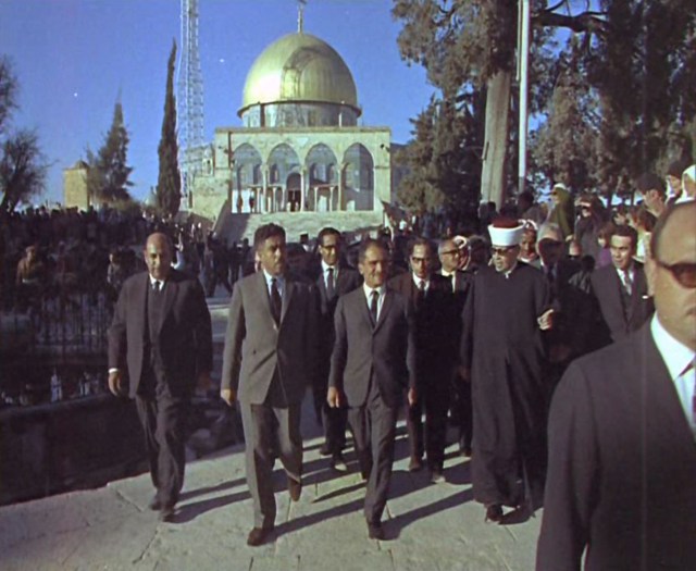 King Hussein (center) visiting Temple Mount in Jerusalem in May 1967