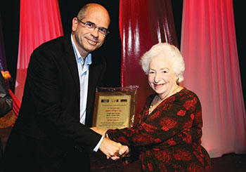 Dvora receiving the Sahbazi prize from Petak Tikva mayor Itzik Braverman (credti Gidi Livyatan)