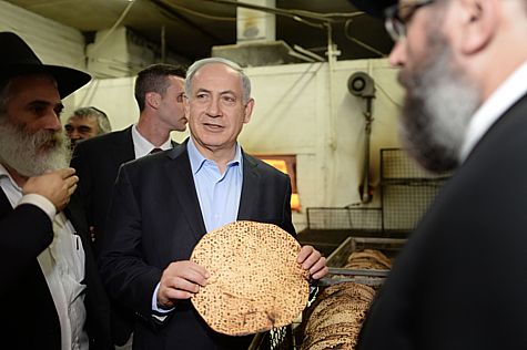 Netanyahu Holding Matza