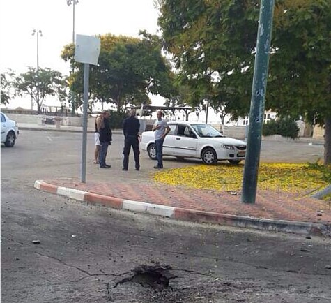 Rocket hit a Metulla street. Photo by Smiley Hafuch / Rotter.net