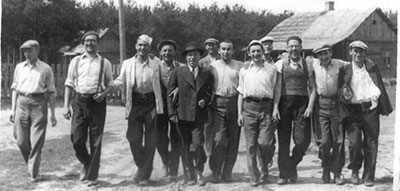 This photo of students from the Mir Yeshiva was taken at the Nowojeinia Summer Camp, which was near Novogodek, Poland (now Belarus) (L-R) Joshua Chinn, R. Moshe Shain, Harry Horowitz, unknown, R. Simcha Weissman, Pinchas Berliner, R. Shmuel Birnbaum, Mottel Jaffe