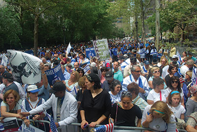 Thousands of people gathered at Dag Hammarskjold Plaza in Manhattan Monday to voice support for Israel’s military operations against Hamas terrorists in Gaza. The rally was sponsored by UJA-Federation of New York and the Jewish Community Relations Council of New York, along with a number of co-sponsoring organizations spanning the spectrum of the organized Jewish community. Elected officials who addressed the rally included Sen. Charles Schumer and Representatives Elliot Engel, Grace Meng, Steve Israel, and Hakeem Jeffries. Israel’s consul general in New York, Ido Aharoni, also spoke.
