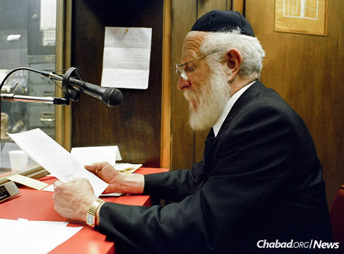 Rabbi JJ Hecht talks on the radio in WLCC’s office, March 1989. The show was broadcast on “The Forward’s” WEVD station. (Photo: JEM/The Living Archive)