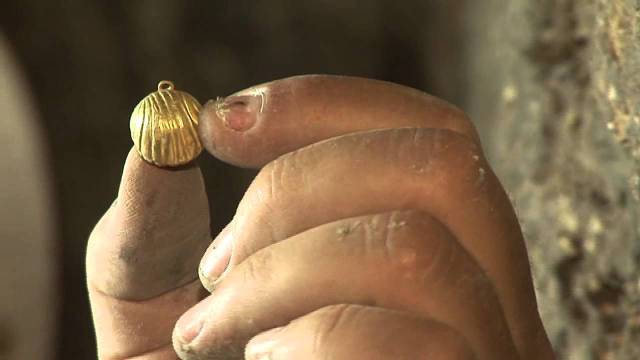 The gold bell found in the drainage tunnel