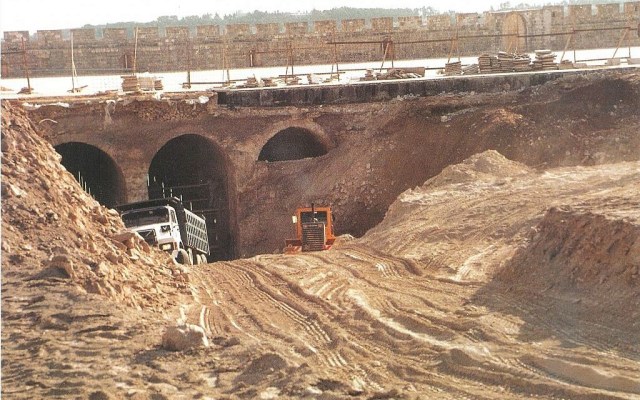 Unauthorized excavations at the Solomon’s Stables site in 1999.