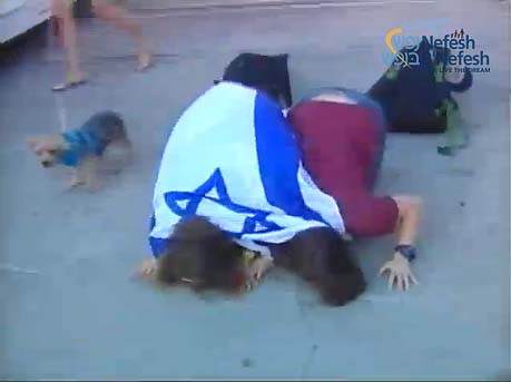 Two young olot actually fulfilled the custom of kissing the hallowed ground, in this case the Ben Gurion tarmac. Two young olot actually fulfilled the custom of kissing the hallowed ground, in this case the Ben Gurion tarmac.