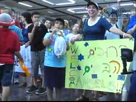 There was an 800-people welcoming ceremony on hand. There was an 800-people welcoming ceremony on hand.