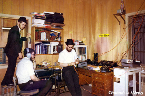 The second hook-up, March 22, 1970, on Purim. Additional phone lines were run from other offices, as well as from neighboring buildings, to make the calls to Israel, Montreal, London and France possible. (Photo: Mulik Rivkin Archive)