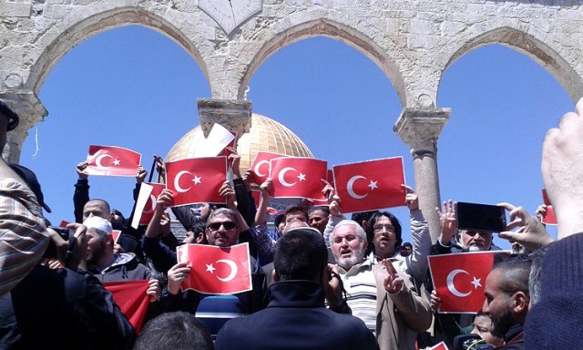Three hundred Turkish demonstrators on the Temple Mount, 2015