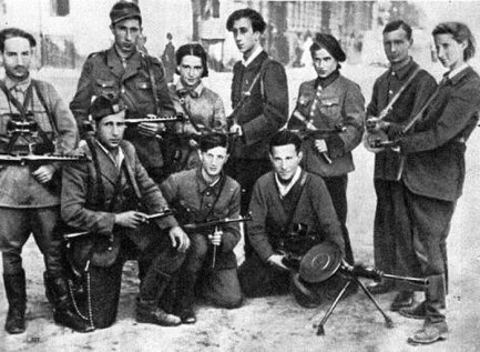 Vilna Ghetto Fighters, some of whom joined the group ‘Nakam’. (Abba Kovner at the center, and Vitka Kempner stands at the right, Yitzhak Avidav kneeling, carrying a machine gun)